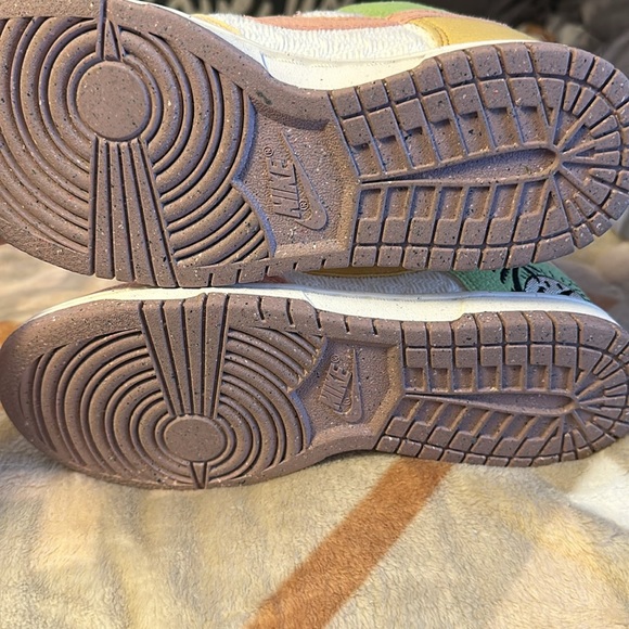 Nike shoes - Picture 4 of 4